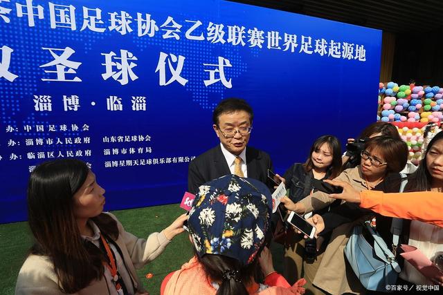 珍贵合影！乔丹与詹姆斯的亲笔签名留念